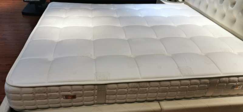 白色床垫 